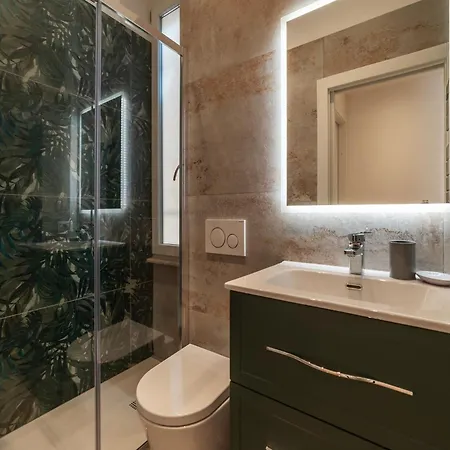 Guesthost - Huge & Cozy