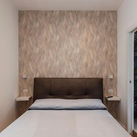 Guesthost - Huge & Cozy Apartmán