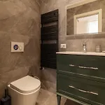Guesthost - Huge & Cozy Lägenhet